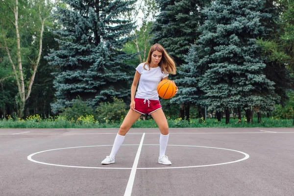 Beyaz Tişört Şort Spor Ayakkabı Giyen Güzel Sarışın Kız Dışarıda — Stok fotoğraf