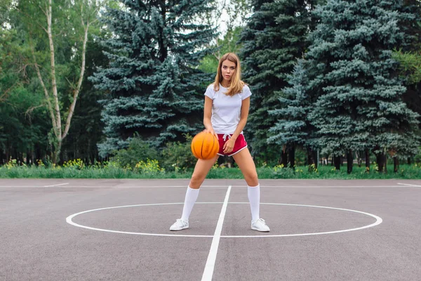 Hermosa Joven Rubia Vestida Con Camiseta Blanca Pantalones Cortos Zapatillas —  Fotos de Stock