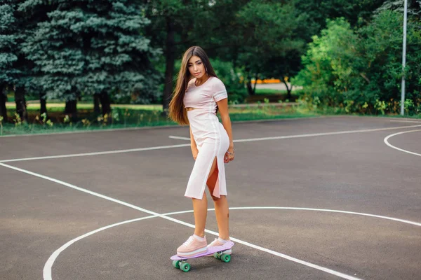 Retrato Uma Mulher Morena Encantadora Sorridente Seu Skate Uma Quadra — Fotografia de Stock