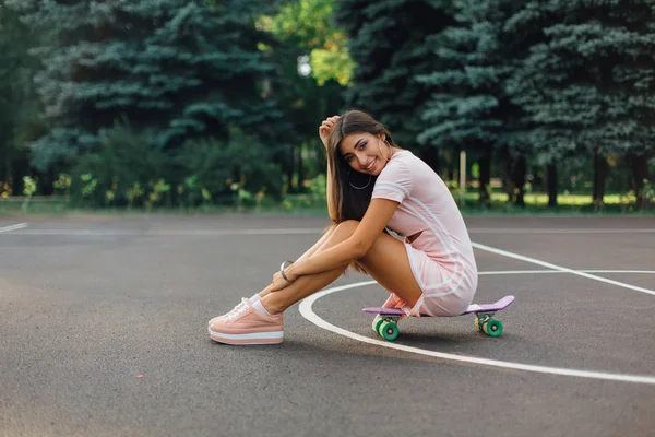 Retrato Uma Mulher Morena Encantadora Sorridente Sentada Seu Skate Uma — Fotografia de Stock