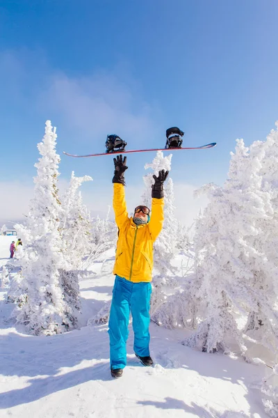 Fiatal Férfi Snowboardos Snowboard Téli Üdülés Téli Erdőben Fák Hóval — Stock Fotó