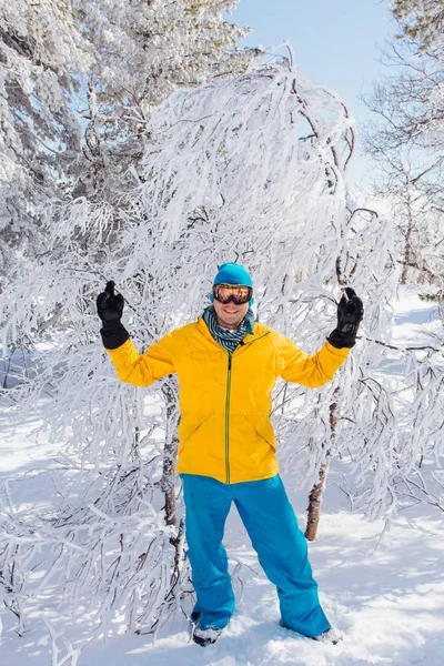 Joven Snowboarder Vacaciones Invierno Bosque Invierno Con Árboles Cubiertos Nieve — Foto de Stock