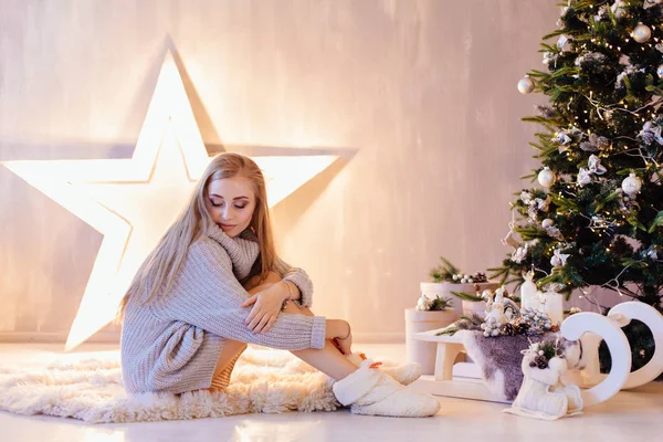 Vacker Ung Blond Kvinna Klädd Vit Tröja Poserar Julgranen Holiday — Stockfoto