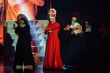 Novokuznetsk, Rusya Federasyonu - 14 Kasım 2018: Yıldırım ve dans ile ünlü bir şarkıcı Sergey Lazarev konser gösterisi kontur Novokuznetsk içinde 14 Kasım 2018 denilen turun bir parçası olarak