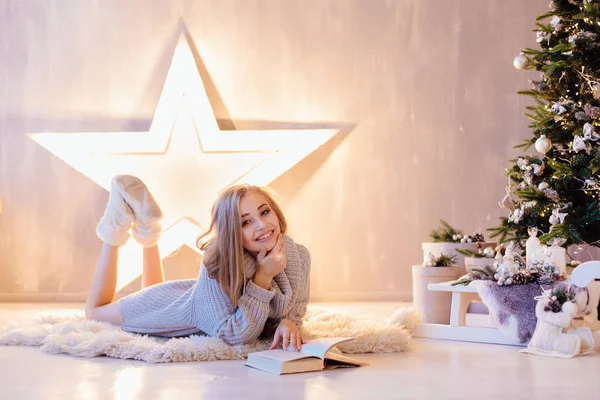 Piękna Młoda Blond Kobieta Ubrana Biały Sweter Układanie Czytanie Książki — Zdjęcie stockowe