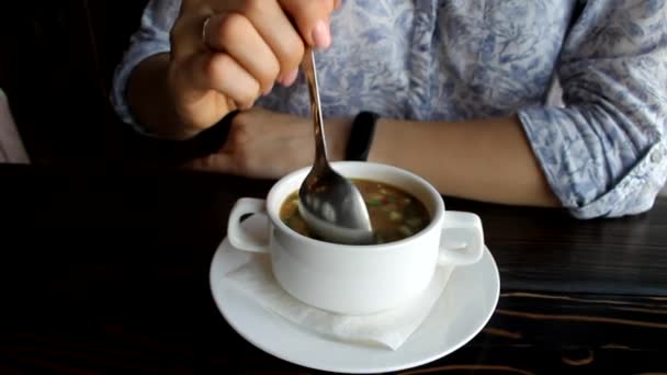 Mujer Come Sopa Fría Rusa Okroshka Cafetería Cerca — Vídeo de stock