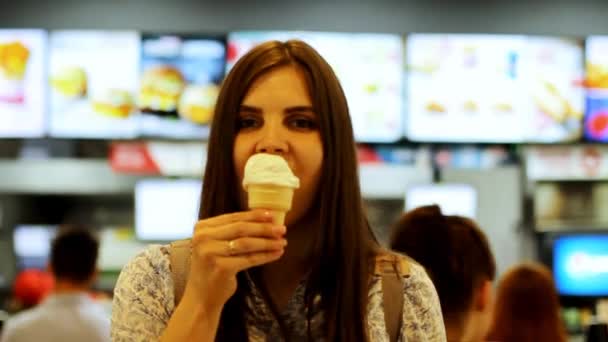 Mujer Joven Comiendo Helado Patio Comidas Centro Comercial — Vídeo de stock