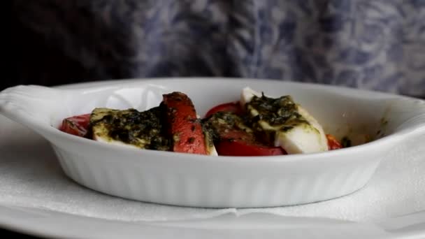 Mujer Corta Tortilla Con Verduras Con Tenedor Cuchillo — Vídeo de stock