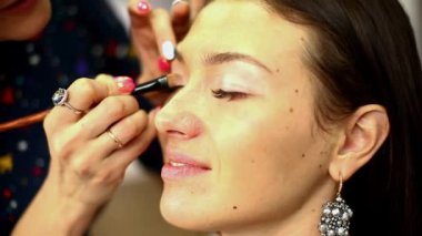 Genç güzel kadın ile Studio çalışma makyaj sanatçısı.