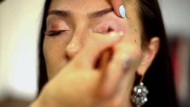 Maquillaje Artista Trabajando Estudio Con Joven Hermosa Mujer — Vídeos de Stock