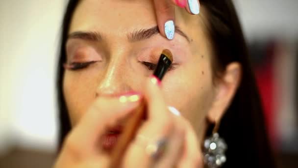 Maquillaje Artista Trabajando Estudio Con Joven Hermosa Mujer — Vídeos de Stock