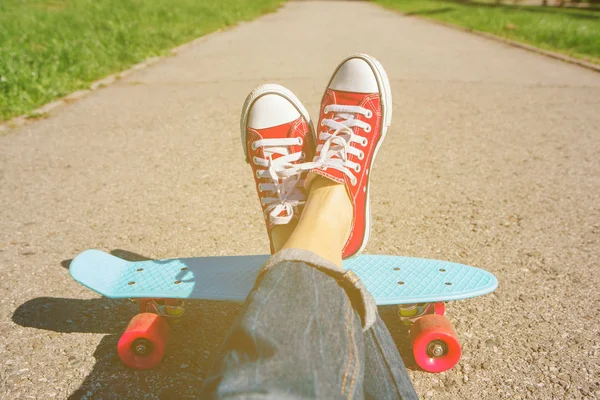 분홍색 바퀴와 플라스틱 스케이트 보드에 빨간색 기구에 여자의 닫습니다 생활입니다 — 스톡 사진