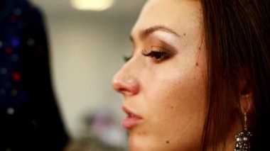 Studio çalışma makyaj sanatçısı.