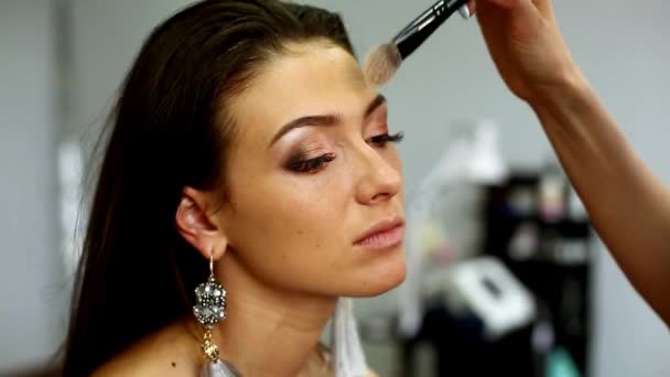 Make-up artist arbetar i studio. — Stockvideo