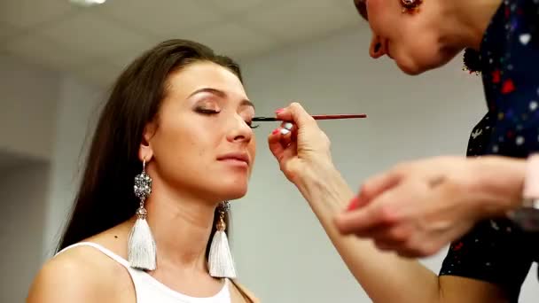 Model líčení a make-up umělec, který pracuje ve studiu. — Stock video