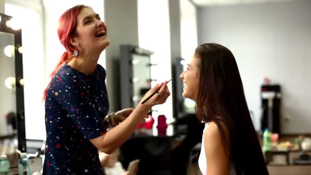 Maquillaje modelo y maquillador trabajando en el estudio . — Vídeo de stock