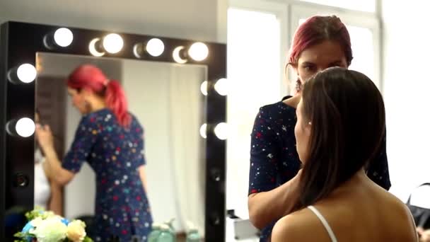 Make-up modell och make-up artist arbetar i studio. — Stockvideo