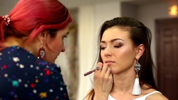 Model líčení a make-up umělec, který pracuje ve studiu. — Stock video