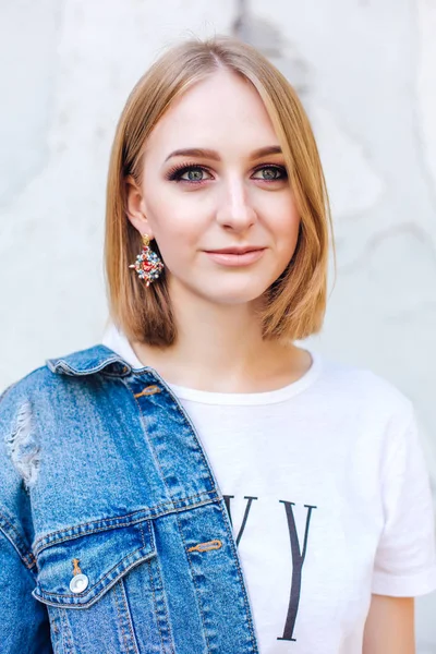 Modemädchen Jeansjacke Und Schönen Ohrringen — Stockfoto