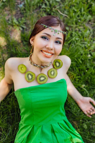 Hermosa Joven Asiática Vestida Con Vestido Verde Tendida Sobre Hierba — Foto de Stock