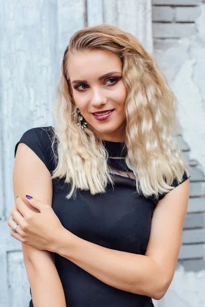 Atraktivní žena s blond vlasy a světlé make-up — Stock fotografie