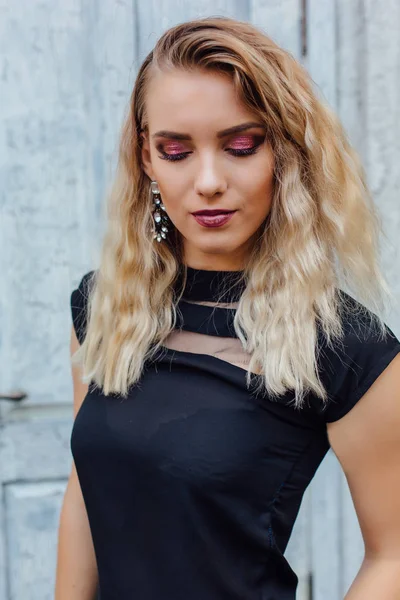 Aantrekkelijke dame met blond haar en lichte make-up — Stockfoto