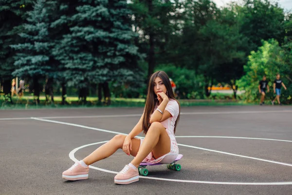 Portret Van Een Lachende Brunette Die Haar Skateboard Zit Een — Stockfoto