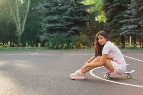 Portret Van Een Lachende Brunette Die Haar Skateboard Zit Een — Stockfoto