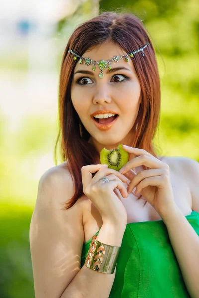 Portret Van Een Mooie Jonge Aziatische Vrouw Groene Jurk Diadema — Stockfoto
