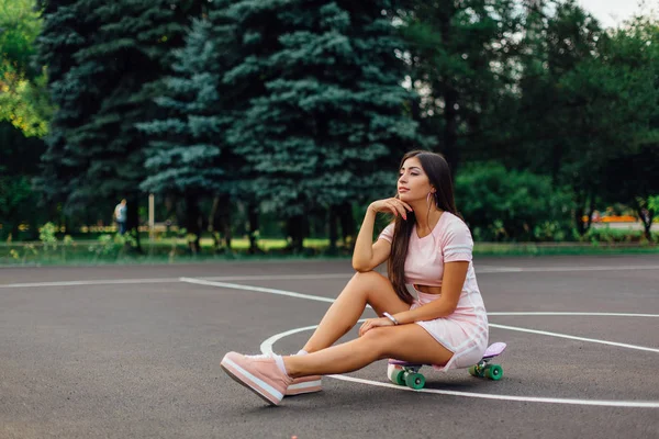 Portret Van Een Lachende Brunette Die Haar Skateboard Zit Een — Stockfoto