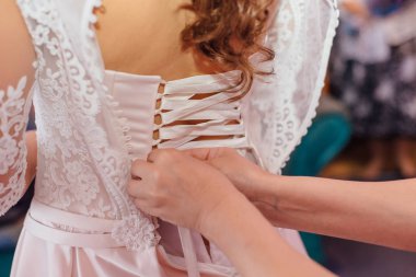 Sabah gelin. Gelinlik dantel ile. Kadın önce düğün töreni hazırlanıyor