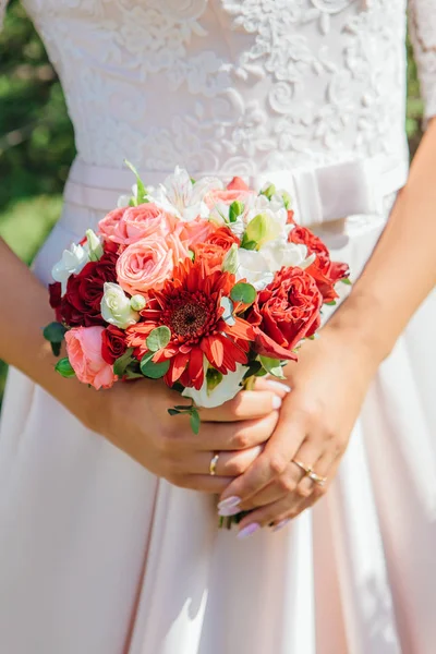 Belo Buquê Casamento Nas Mãos Noiva — Fotografia de Stock