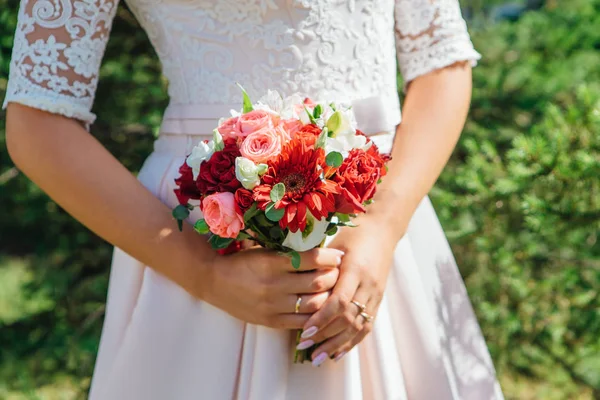 Belo Buquê Casamento Nas Mãos Noiva — Fotografia de Stock