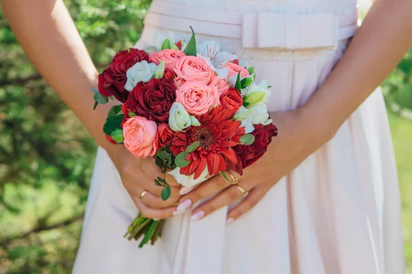 Schöner Brautstrauß Den Händen Der Braut — Stockfoto