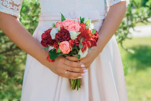 Krásné Svatební Kytice Rukou Nevěsty — Stock fotografie