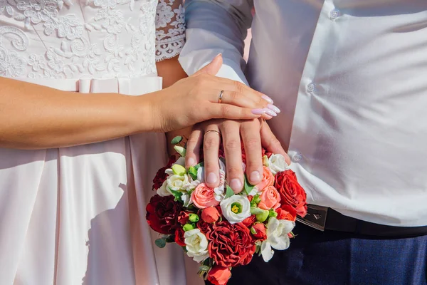 結婚式の花束に新郎新婦の手 — ストック写真