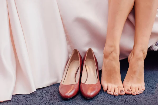 Piedi Nudi Una Sposa Seduta Accanto Alle Scarpe Vestito Durante — Foto Stock