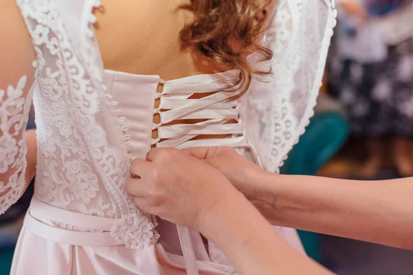 Sabah gelin. Gelinlik dantel ile. Kadın önce düğün töreni hazırlanıyor