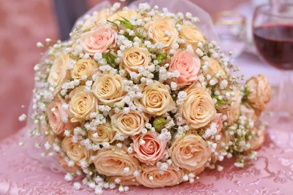 Vértes Gyönyörű Tea Rózsa Esküvői Csokor Háttér — Stock Fotó