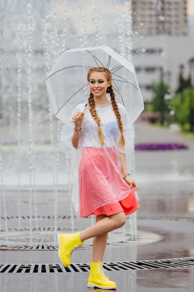 Joven Chica Bonita Con Dos Trenzas Botas Amarillas Con Paraguas — Foto de Stock