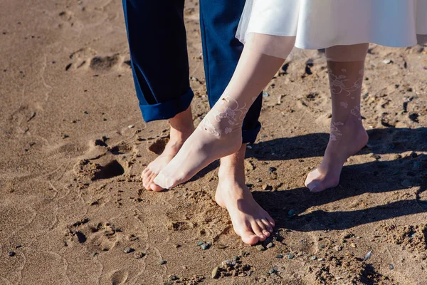 Čelní Pohled Svatební Pár Nohou Stojí Písečné Pláži — Stock fotografie