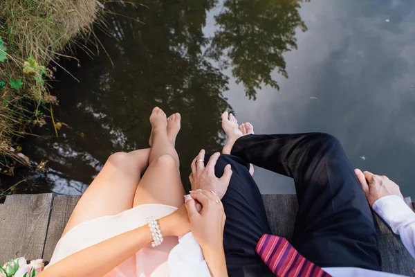 Vista Frontal Dos Pés Casal Casamento Sentado Ponte Madeira Vista — Fotografia de Stock