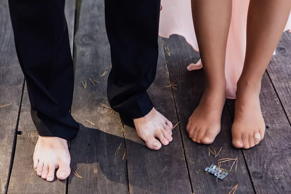 Vorderansicht Der Füße Des Brautpaares Auf Der Holzbrücke — Stockfoto