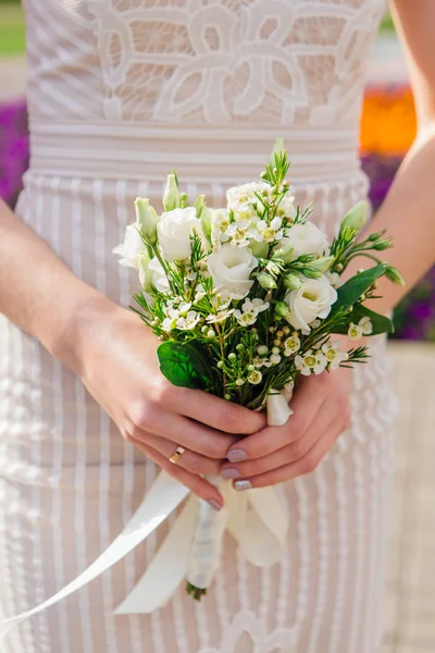 Braut Hält Schönen Hellen Hochzeitsstrauß — Stockfoto