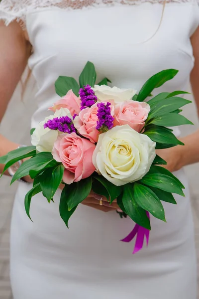 Belo Buquê Casamento Nas Mãos Noiva — Fotografia de Stock