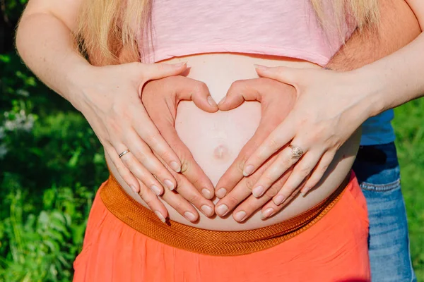 Mãos Femininas Masculinas Fazem Forma Coração Barriga Mulher Grávida Mãe — Fotografia de Stock