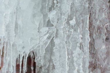 Kışın çok büyük ve tehlikeli buz sarkıtları yakın çekim