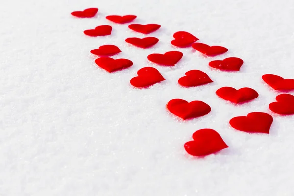 Corazones Rojos Sobre Nieve Brillante Tema Del Día Vilentine Símbolo — Foto de Stock