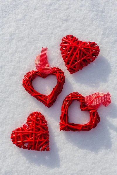 Cuori Rossi Sulla Neve Scintillante Tema Del Giorno Vilentine Simbolo — Foto Stock