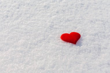 Kırmızı kalp ışıltılı kar üzerinde. Vilentine'nın günü teması. Aşk sembolü. Kopya alanı.